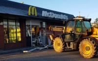 Преступники пытались ограбить McDonald’s на экскаваторе