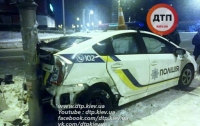 Ночью в Киеве патрульное авто попало в ДТП