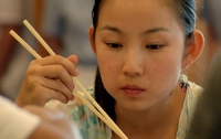 Китаянка прожила 11 лет с палочкой для еды в глазу 