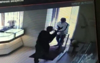 Зашел с ружьем в ювелирку: в центре Киева неизвестный напал на магазин  (видео)