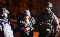 Под Киевом вооруженные отец и сын забрали у водителя автомобиль (видео)