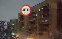 На Южной Борщаговке в Киеве девушка выпала из окна многоэтажки