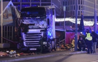 В результате наезда грузовика на толпу в Берлине погибли 9 человек