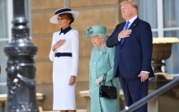 Королева Елизавета и первая леди США померялись шляпками (фото)