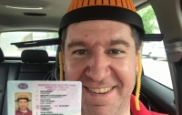 Мужчина сфотографировался на права с дуршлагом на голове