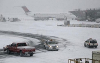 Снежная буря парализовала США, тысячи авиарейсов перенесены