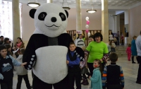 Киевских малообеспеченных детей порадовали огромной пандой (ФОТО)