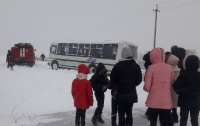 На Волыни автобус с детьми застрял в сугробе (видео)