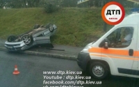 ДТП в Киеве: на мокрой дороге опрокинулся BMW, есть пострадавшие