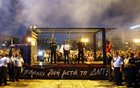 Греческие силовики перед зданием парламента установили виселицу