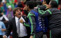 Главный тренер сборной Мексики по футболу оказался в центре скандала, ударив журналиста 