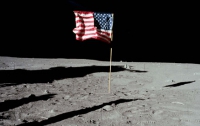 С поверхности Луны исчез американский флаг (ФОТО)