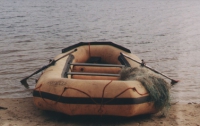Украинец решил переплыть Азовское море на надувной лодке