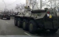По центру Киева проехали пять бронетранспортеров 