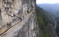Китаец 36 лет рыл канал на склоне горы, чтобы в его селе была вода (видео)