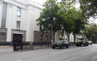 У здания Верховной Рады появилась бронетехника