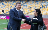 Янукович подарил мяч журналистке для ее сына