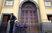 В Бразилии мужчина расстрелял людей в соборе