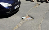 В Одессе яму на дороге залатали учебниками