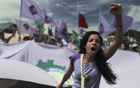 В Бразилии обнаженные женщины вышли на акцию протеста (ВИДЕО)