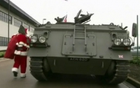 В Британии Санта-Клаус появился к детям на танке