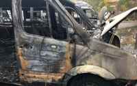 В Киеве во дворе дома сгорели четыре микроавтобуса