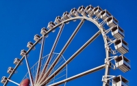 Туристы вылетели с колеса обозрения (видео)