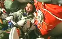 Двое китайцев с китаянкой успешно приземлились после космической Одиссеи 