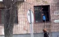 У Луцьку бабуся забирається у квартиру через вікно (відео)
