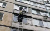 Срочно вызвали спасателей: в Днепре маленький сын неудачно 