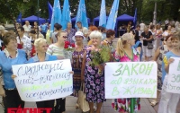 В Симферополе сторонники «языкового» закона пикетировали здание парламента (ФОТО)