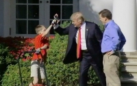 Трамп дал 11-летнему мальчику покосить траву у Белого дома и заявил, что он станет президентом