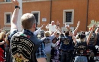 Папа Франциск продаст свой мотоцикл Harley Davidson и кожаную косуху