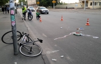 В Киеве автомобиль сбил велосипедиста и скрылся