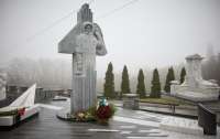 В Киеве открыли монумент Леониду Каденюку