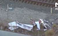 Спасатели успели вытащить пилота из самолета за секунды до аварии с поездом (видео)