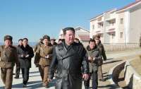 Власти Северной Корее запретили носить кожаные плащи