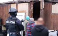 Полиция Словакии вызволили троих украинцев из трудового рабства (видео)