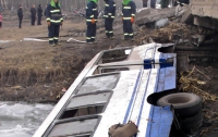 В Китае автобус с малышами влетел в пруд, 11 детей погибли