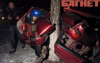 В Киеве «гонщики» снесли столб и расплющили авто об дерево (ВИДЕО)