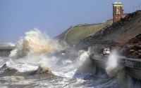 Великобританию накрыли двухметровые волны (ФОТО)
