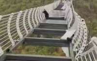 У Китаї турист застряг на скляному мосту на висоті 100 метрів (ФОТО)