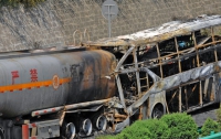 В Китае двухэтажный автобус врезался в газовоз: 36 человек сгорели заживо (ФОТО)