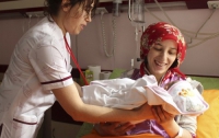 В Турции спасенная двухнедельная девочка воссоединилась со своей матерью (ФОТО)