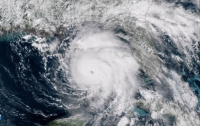 В Тихом океане бушует ураган четвертой категории