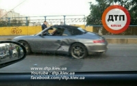 ДТП в Киеве: BMW на развороте протаранил Porsche