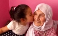 111-летняя турчанка назвала смех секретом долголетия
