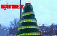 В столице построили трехметровую елку из бутылок (ФОТО)