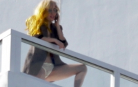 Lady Gaga осталась с трусами на холодной лестнице