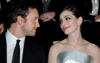 Энн Хэтэуэй и супруг Адам Шульман не в силах скрыть свою любовь (ФОТО)